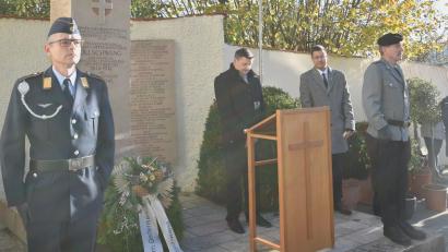 Bild: no
Am Kriegerdenkmal stand die Ehrenwache mit dem Vorsitzenden der SRK Illschwang, Fritz Falk, und dem Zweiten Bürgermeister Benjamin Hiltl (Zweiter und Dritter von links).