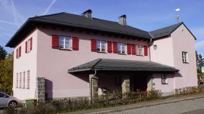 Bild: mmj
Im Obergeschoß der ehemaligen Schule soll das Museum des Heimatkundlichen Arbeitskreises neu eingerichtet werden.