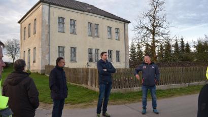 Bild: bnr
Wie es mit dem alten Pfarrhaus in Hohentreswitz weitergehen soll, sorgt für großen Gesprächsstoff bei den Bürgern. Derzeit stehen die Zeichen auf Abbruch.