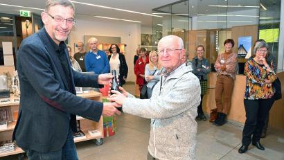 Bild: Susanne Schwab, Stadt Amberg /exb
Volkshochschulleiter Reiner Volkert (links) dankt dem langjährigen Dozenten Alfred Milz.