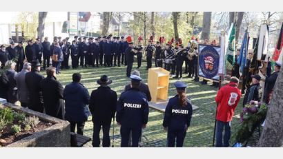 Bild: mfh
Mit der Nationalhymne endete am Volkstrauertag in Sulzbach-Rosenberg die Gedenkfeier am Ehrenmal am Sulzbacher Friedhofsberg.