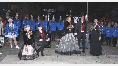 Bild: u
350 Zuschauer bei der Inthronisation: Narrhalla-Präsidentin Regina Merkl (rechts mit Mikrophon) war geradezu überwältigt. Mit ihr freuten sich (vorne von rechts) Bürgermeister Hermann Falk, Prinz Markus I., Prinzessin Michaela I., Prinz Benedikt I. und Prinzessin Janina I. sowie (im Hintergrund) die Hofdamen, Maskottchen Monte und der Elferrat über den Faschingsauftakt in Hirschau.