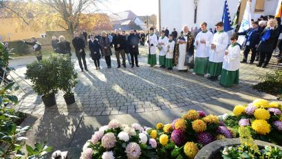 Bild: bey
Nach den Kranzniederlegung verharrten Bürgermeister Sebastian Hartl, die Vertreter des Marktgemeinderates, der Vorsitzende des Soldaten- und Reservistenkamerandschaft sowie Pfarrer Arnold Pirner beim Stück "Ich hatt´ einen Kameraden" und bei der Nationalhymne in stillem Gedenken.