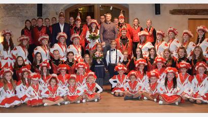 Bild: bö
Der gesamte Hofstaat des Faschingskomitees Schmidmühlen war zur Inthronisation der Prinzenpaare Tobias I. und Leonie I. samt dem Kinderprinzenpaar Magdalena II und Lukas II. in den Schloss-Stadl gekommen. Mit dabei auch Bürgermeister Peter Braun, der die Rathausschlüssel abgeben musste.