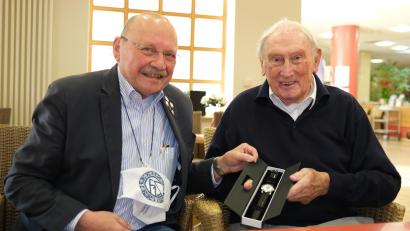 Bild: Hirsch
Der stellvertretende Vorsitzende des SV Schwandorf-Ettmannsdorf, Reinhard Mieschala (links), gratulierte Michael Krämer zum 95. Geburtstag und 80 Jahre Mitgliedschaft beim FC Schwandorf und überreichte ihm die FC-Schwandorf-Uhr.