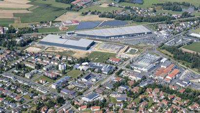 Bild: mür
Im Gewerbegebiet auf der früheren Rosenthal-Brache (hier ein Bild aus dem Jahr 2020) errichtet Scherdel ein neues Werk.