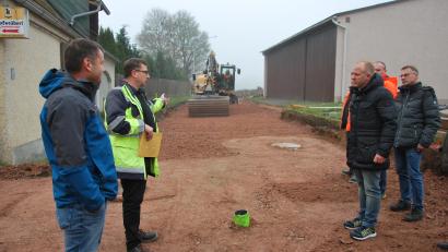 Bild: gsp
Uwe Bergmann, Stefan Noll und Markus Eichenmüller (von links) begutachten den Baufortschritt für den Radweg bei Holzhammer.