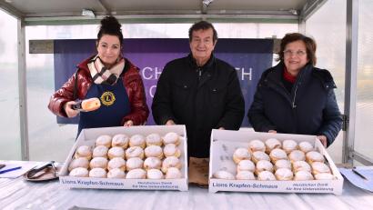 Bild: ubb
Elke Bauer, Franz Göhl und Inge Göhl (von links) übernahmen die Betreuung des Verkaufsstandes. Auch auf dem Unteren Marktplatz gingen die Krapfen weg wie die warmen Semmeln.