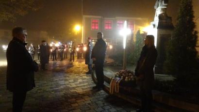 Bild: hm
Bürgermeister Richard Tischler und Oberstleutnant Marek Krüger legten am Ehrenmal Kränze nieder.