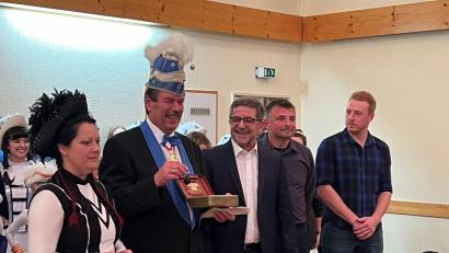 Bild: Faschingsgesellschaft Helenesia/exb
An FG-Präsident Günther Daubner händigte Bürgermeister Franz Tauber (vorne, Zweiter und Dritter von links) die Kasse aus. Mit im Bild sind die Gemeinderäte Heiko Köstler und Andreas Hautmann (rechts daneben). 
 

 
Rathaussturm