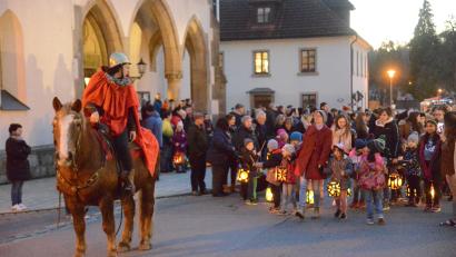 Bild: bey
St. Martin auf dem Pferd führte den Laternenzug der Kinder aus dem Kindergarten Pleystein an
