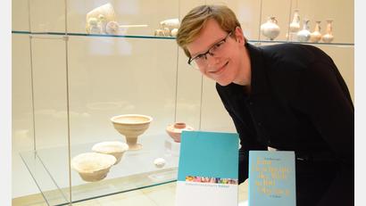 Bild: Kunz
Philipp Schwemin vor einer Vitrine mit Glockentöpfen, seinen Lieblingsobjekten.