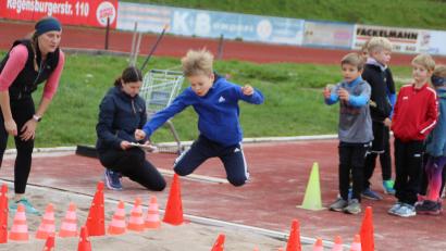 Bild: Karin Müller-Popp/exb
Kinder und Kampfrichterinnen des TV 1861 Amberg beim Zielweitsprung.