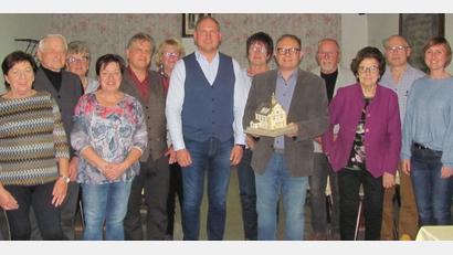 Bild: sei
Nicht nur mit der Kirchenspardose sammelt der Förderverein St. Moritz Spenden, mit Vorsitzendem Harald Puckschamel (5. v. rechts) auch mit kirchlichen und kulturellen Veranstaltungen kommt Geld in die Kasse das zur Erhaltung und Verschönerung der Moritzkirche verwendet wird.