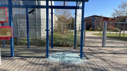 Bild: Polizei Sulzbach-Rosenberg
Der Schaden am Bushäuschen beträgt rund 800 Euro.