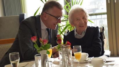 Bild: ubb
"Jetzt komme ich jedes Jahr zum Gratulieren", versprach Bürgermeister Franz Stahl der Jubilarin und zweitältesten Einwohnerin der Stadt Tirschenreuth, Margarete Möstl.