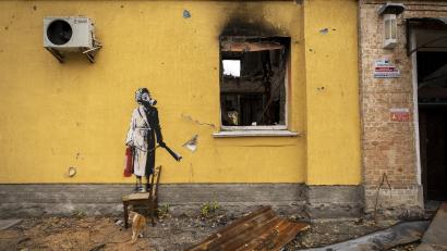 Bild: Banksy/Instagram/PA Media/dpa
Mehrere undatierte Handout-Fotos hat der Streetart-Künstler Banksy über eine Agentur am 12.11.2022 an die Britische Nachrichtenagentur Press Association (PA) gegeben. Dieses zeigt ein kriegszerstörtes Haus. Auf der gelben Wand des Gebäudes ist eine Person zu sehen, die eine Gasmaske und einen Feuerlöscher trägt.