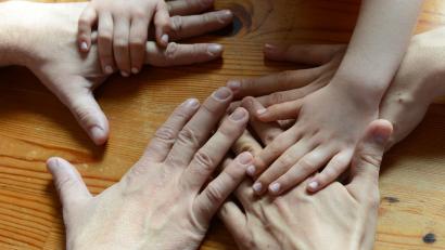 Symbolbild: Jens Kalaene/dpa
Hand in Hand mit den Familien arbeiten die Beratungsstellen der Katholischen Jugendfürsorge.