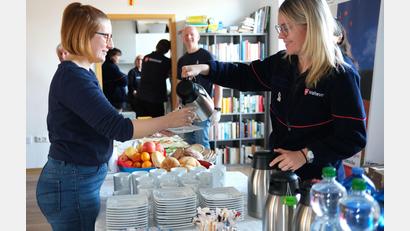 Bild: Hirsch
Unter dem Motto "Momente der Nähe" luden die Malteser am Sonntag zum Frühstück ein. Die Aktion fand am Welttag der Armen statt, den Papst Franziskus ausgerufen hatte.