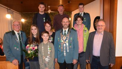 Bild: bö
Seine neuen Würdenträger kürt der Schützenverein Mendorferbuch-Egelsheim. Ihnen gratulieren Dritter Bürgermeister Hans Seitz (rechts) und Schützenmeister Johann Viehauser (links).