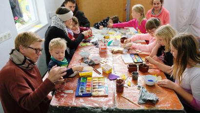 Bild: do
Auch für die Kinderbetreuung ist gesorgt. Fachliche Anleitung gibt es für die Kids in einer Bastelwerkstatt.