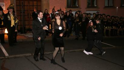 Bild: sne
Die Prinzenpaare Matthias I., Laura I., Fabienne I. und Jonas I. eröffnen ihre Regentschaft mit einem Tanz auf der Hauptstraße.