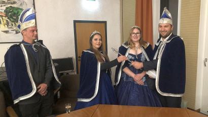 Bild: wro
Wenige Minuten nachdem sich das Prinzenpaar Fabian und Jacky (von links) vorgestellt hatte, erfolgte die Zepterübergabe durch Jonas und Theresa (von rechts), die die Faschingsgesellschaft Weiß-Blau Wiesau seit 11.11.2019 vertraten.