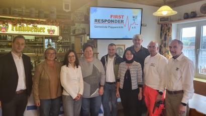 Bild: Tobias Reimelt/exb
Die First Responder Poppenricht sehen bei ihrer Jahreshauptversammlung positiv in die Zukunft (von links): Sebastian Schaller (BRK), Waltraud Lobenhofer, Simone Luttenberger, Michaela Müller, Bernd Lödel (BRK), Claudia Kammerl (3. Bürgermeisterin), Stefan Giehrl (neu gewählter 1. Vorsitzender), Michael Reimelt und Bertram Gebhard.