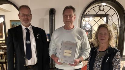 Bild: bim
Im Bild der Vizepräsident des Bayerischen Gewichtheber und Kraftsportverbands (Bezirk Oberpfalz) Hans Neumeier, der alte uind neue Vereinsvorsitzende Wolfgang Fuchs und die ausscheidende Kassiererin Petra Held vom AC Amberg.