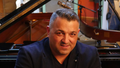 Bild: Mathieu Wilson/exb
Jazz-Pianist Jermaine Landsberger fühlt sich am wohlsten in kleinen Clubs mit Publikum direkt um ihn herum.