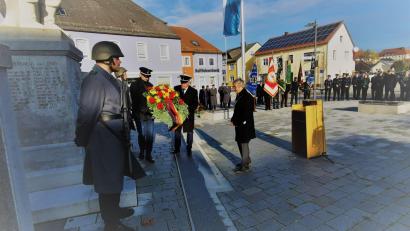 Bild: gz
Im Namen des Marktes Eslarn, der Reservistenkameradschaft und des Krieger- und Soldatenvereins legten Bürgermeister Reiner Gäbl einen Kranz nieder.