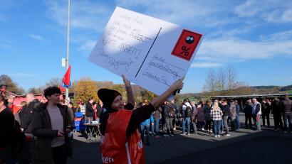 Bild: D. Pätzold/exb
Mit plakativen Aktionen, riesiger Beteiligung und guter Stimmung unterstützten die Beschäftigten von Constantia Pirk die Lohnforderungen der IG Metall.