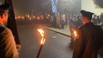 Bild: aub
Der Kranzniederlegung ging im Beisein vieler Fahnenabordnungen eine Gedenkfeier auf dem Platz vor der Nikolauskirche voraus.