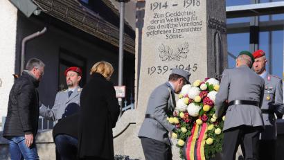 Bild: war
Zweiter Bürgermeister Hans Beutner, begleitet von Renate Müller und Rudolf Teichmann, sowie Angehörige der Krieger- und Reservistenkameradschaft legen Kränze nieder.