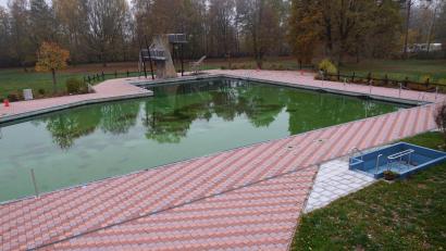 Bild: bkr
Trotz eines heißen Sommers blieb der große Ansturm auf das Naturerlebnisbad aus. Die Besucherzahlen rutschten nach unten. Ein Grund wurde in den vielen privaten Schwimmbecken in den Gärten gesehen, die während der Coronapandemie aufgestellt wurden.
