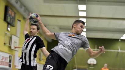 Bild: Hubert Ziegler
Alexander Franz (rechts) von der HG Amberg setzt sich in dieser Szene gegen den Hersbrucker Fabian Raum durch und erzielt das 13:11.