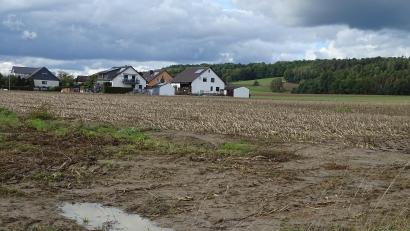 Bild: Houschka
Die Gemeinde Fensterbach hat von einem Privatmann ein mehrere Hektar großes Grundstück am östlichen Dorfrand von Knölling gekauft. Nun soll dort ein Baugebiet entstehen. In der Bürgerversammlung wurde geschildert, dass dazu intensive Vorbereitungen laufen.