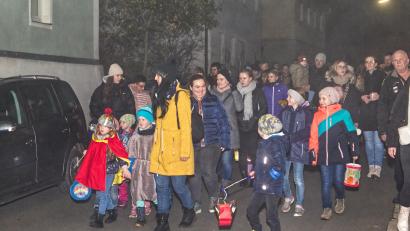 Bild: exb
Mit dem heiligen Martin gingen die Kinder mit ihren bunten Laternen durch die Straßen Wildenreuths.