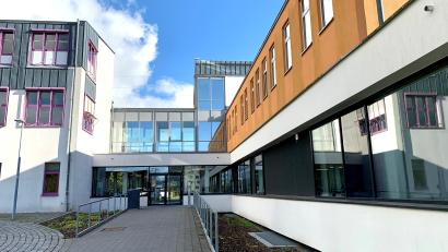 Bild: Gabi Schönberger
Die Fakultätsgebäude der OTH links und rechts werden nächstes Jahr brandschutztechnisch auf Vordermann gebracht. Der Übergang dazwischen wird um ein Stockwerk erhöht.