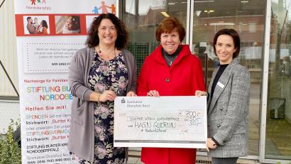 Bild: Kliniken Nordoberpfalz, Michael Reindl/exb
Die Leiterin der Nachsorgeeinrichtung Marina Luttels (links) und Anja Schricker (rechts) vom Bunten Kreis bedankten sich bei Gudrun Hagn für die Spende über 1000 Euro.