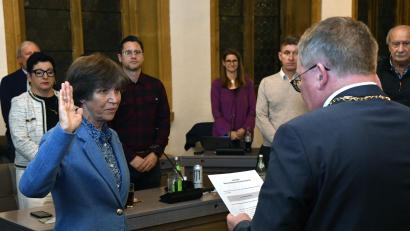 Bild: Petra Hartl
Schwur mit erhobener Hand: Christina Schleicher spricht die Eidesformel der Stadträte.