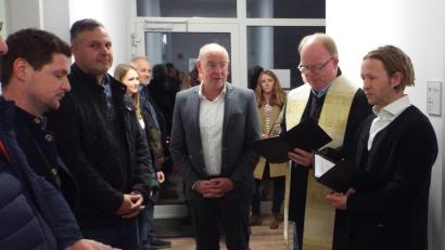 Bild: e
Das neue Verwaltungsgebäude der Gemeinde Kümmersbruck weihen die Geistlichen Bernd Schindler (rechts) und Wolfgang Bauer (links daneben) im Beisein von Bürgermeister Roland Strehl (Mitte) ein.