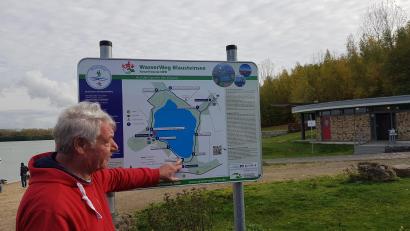 Bild: NaturFreunde/exb
Eschweilers Naturfreunde-Vorsitzender Leo Gehlem erklärte den Sulzbach-Rosenbergern den von seinem Verein konzipierten Wasserwanderweg am Blausteinsee im Rekultivierungsgebiet des Kohleabbaus.