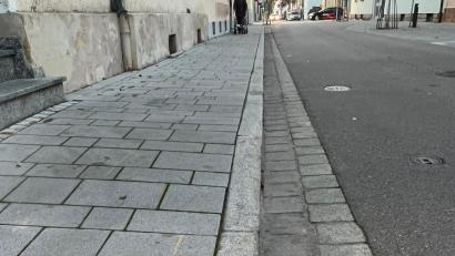 Bild: Thomas Dobler
An dieser Stelle In der Schwandorfer Augustinstraße im Stadtzentrum - hier der Blick in Richtung Feuerwache - kam es am vergangenen Samstag zu einem blutigen Angriff auf einen 35-Jährigen Mann. Der mutmaßliche Täter sitzt seit Dienstag in Haft.