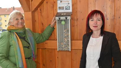 Bild: gf
Im überdachten Raucher-Pavillon des Kolping-Bildungswerk in der Raigeringer Straße präsentieren Karin Meixner-Nentwig (links) und Silvia Völkl-Renner (rechts) einen Kippen-Sammelbehälter, bei dem die Raucher durch Einwerfen der Kippen in den linken oder rechten Schacht votieren können, ob es die deutschen Kicker bei der WM in Katar ins Finale schaffen.