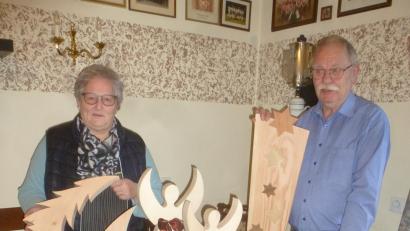 Bild: mad
Claudia Bauer und Richard Winderl sind inzwischen ein eingespieltes Team. In Winderls Werkstatt ist wieder hübsche Weihnachtsdeko aus Holz entstanden.
