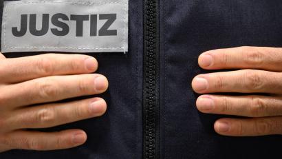 Bild: Sebastian Gollnow/dpa/Symbolbild
Ein Justizbeamter steht in einem Gerichtssaal.