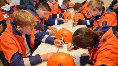 Bild: dob
Die Nachwuchskräfte der Feuerwehr brüten über den Fragebögen des Wissenstests.