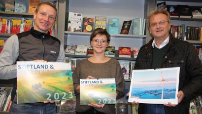 Bild: kro
Landschaftsfotograf Matthias Kunz (links) bei der Übergabe der Kalender an Buchhändlerin Kathrin Meißner und Lebenshilfe-Geschäftsführer Berthold Kellner. Ein Teil des Verkaufserlöses wird an soziale Einrichtungen gespendet.