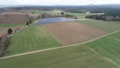 Bild: bey
Die geplante Freiflächenphotovoltaikanlage umfasst die Fläche eingegrenzt vom Weg (links) und in der Bildmitte, schließt sich dami unmiittelbar an die bestehende Anlage an, und setzt sich am darüberhinaus an der rechten Seite bestehenden Anlage bis hin zum Waldrand (oben rechts) fort.